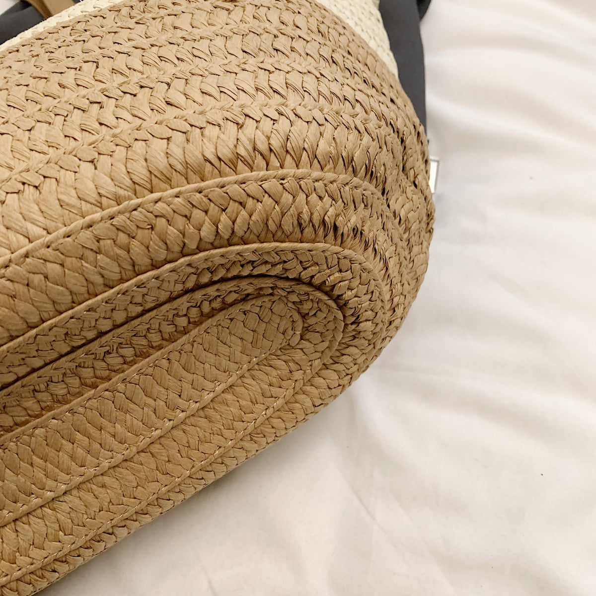 Contrast Straw Braided Handbag - For Eco-Conscious Shoppers!