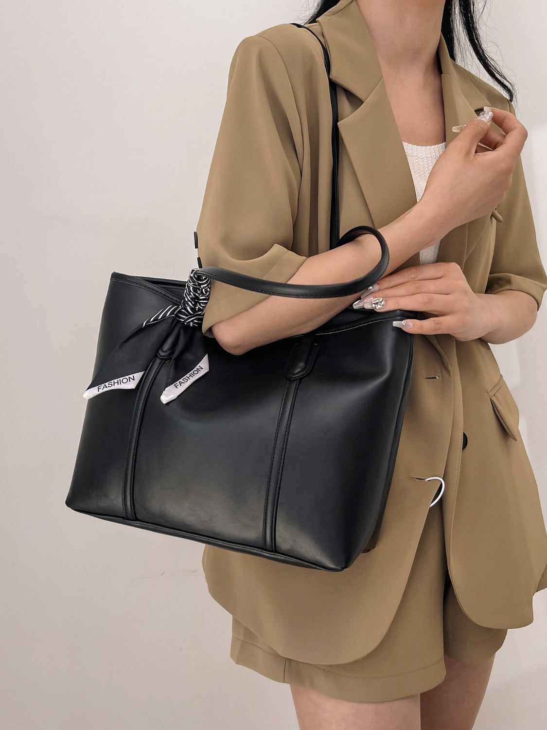 Vegan Leather Tote Bag - A Versatile Accessory!