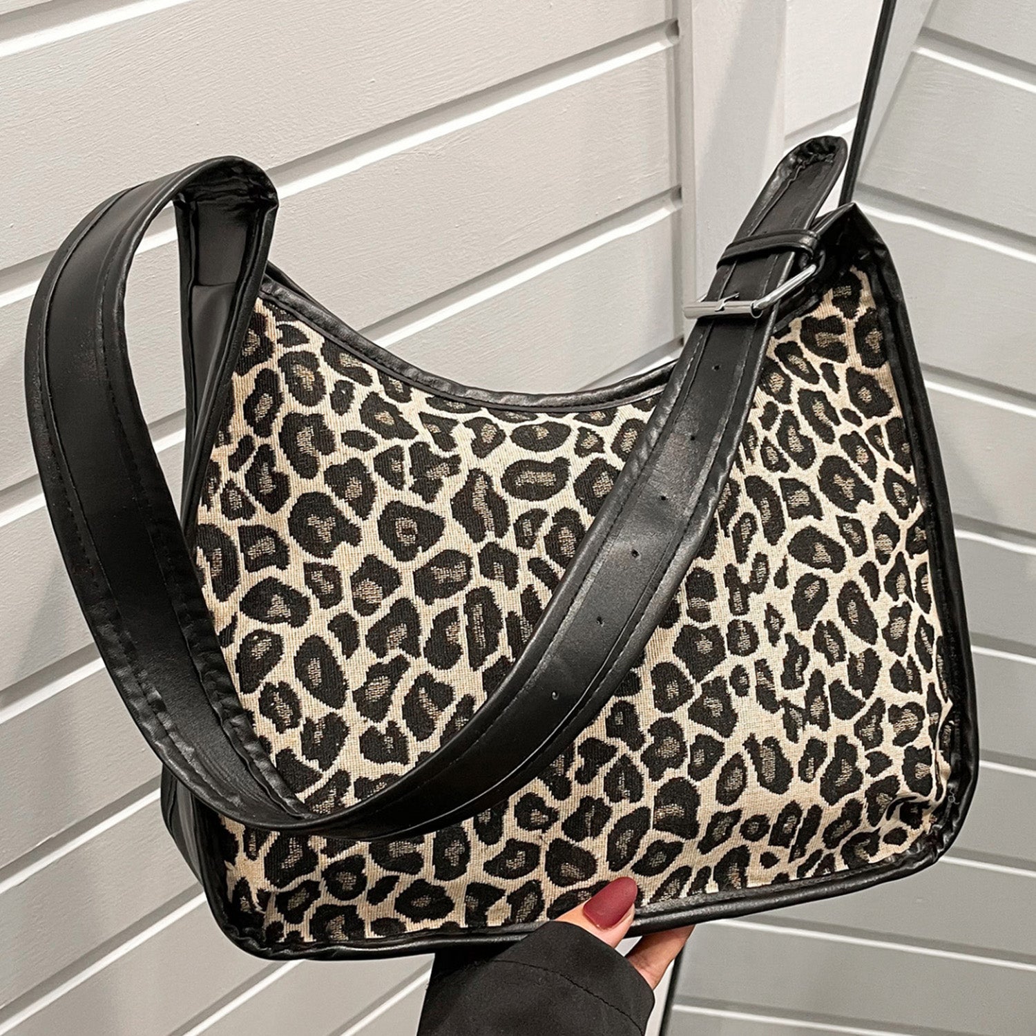 Vegan Leather Adjustable Strap Shoulder Bag - Customizable fit for comfort and convenience!