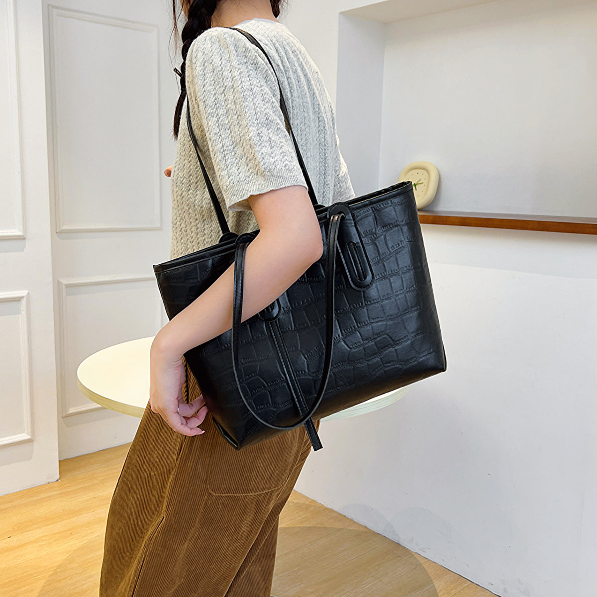 Vegan Leather Tote Bag - Spacious, Stylish, and Ethically Crafted!