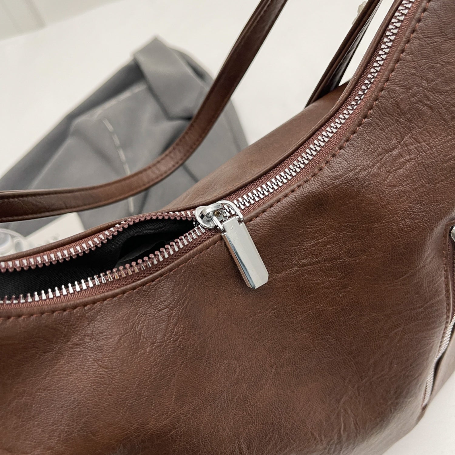 Savvy Stylish Vegan Leather Tote Bag - Effortless Style for the Everyday Woman