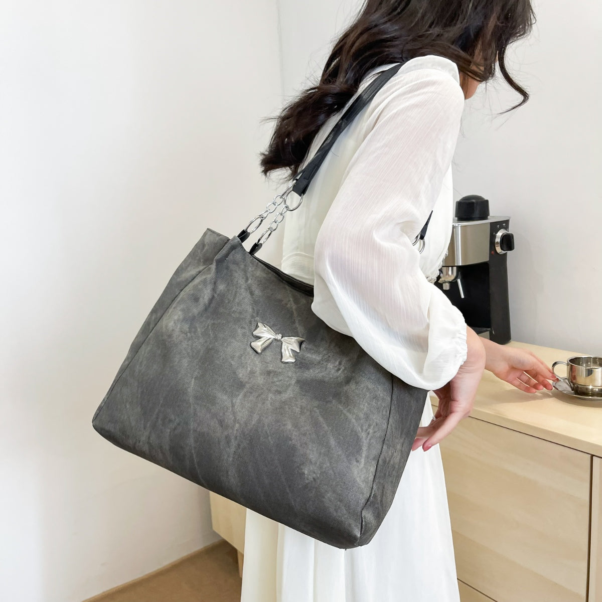 Bow Polyester Medium Tote Bag - Stylish Accessory for your outfit!