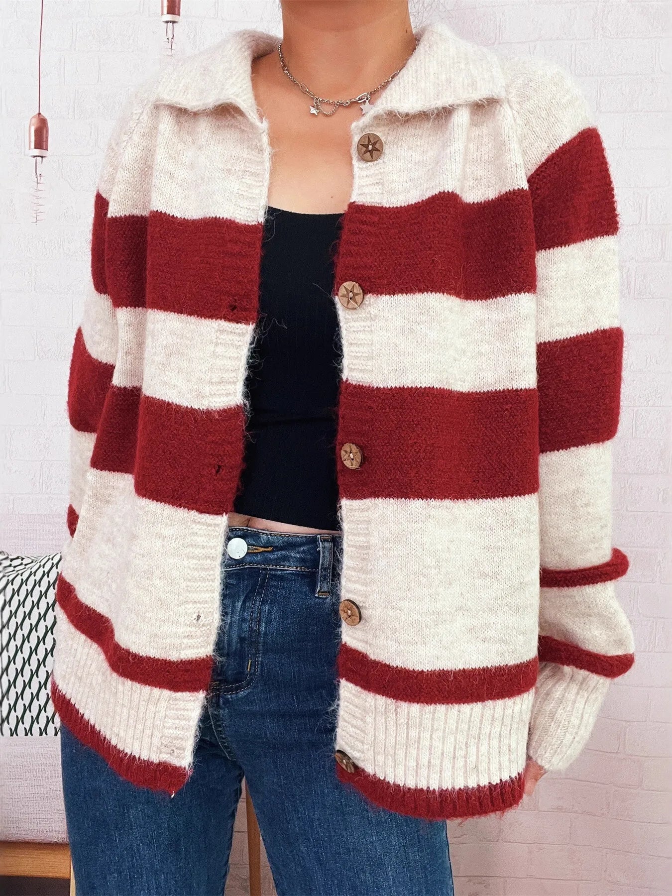 Elegant buttoned cardigan sweater in yellow with slightly stretchy fit