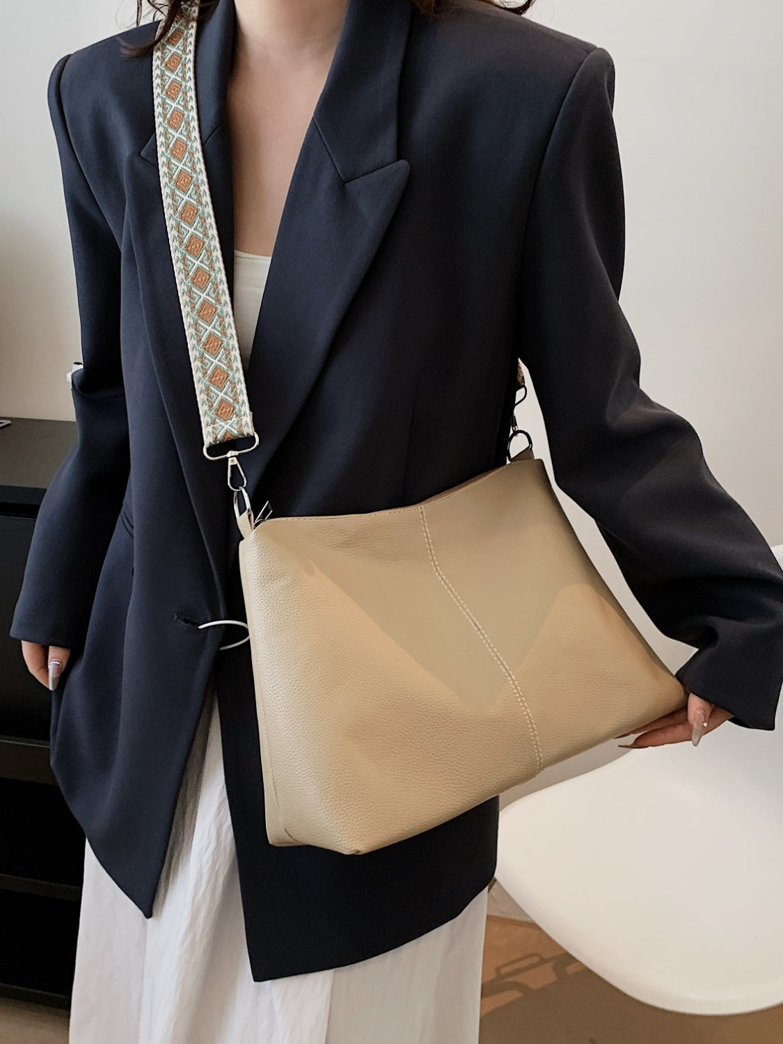 Vegan Leather Geometric Pattern Strap Shoulder Bag - Style and Sophistication!