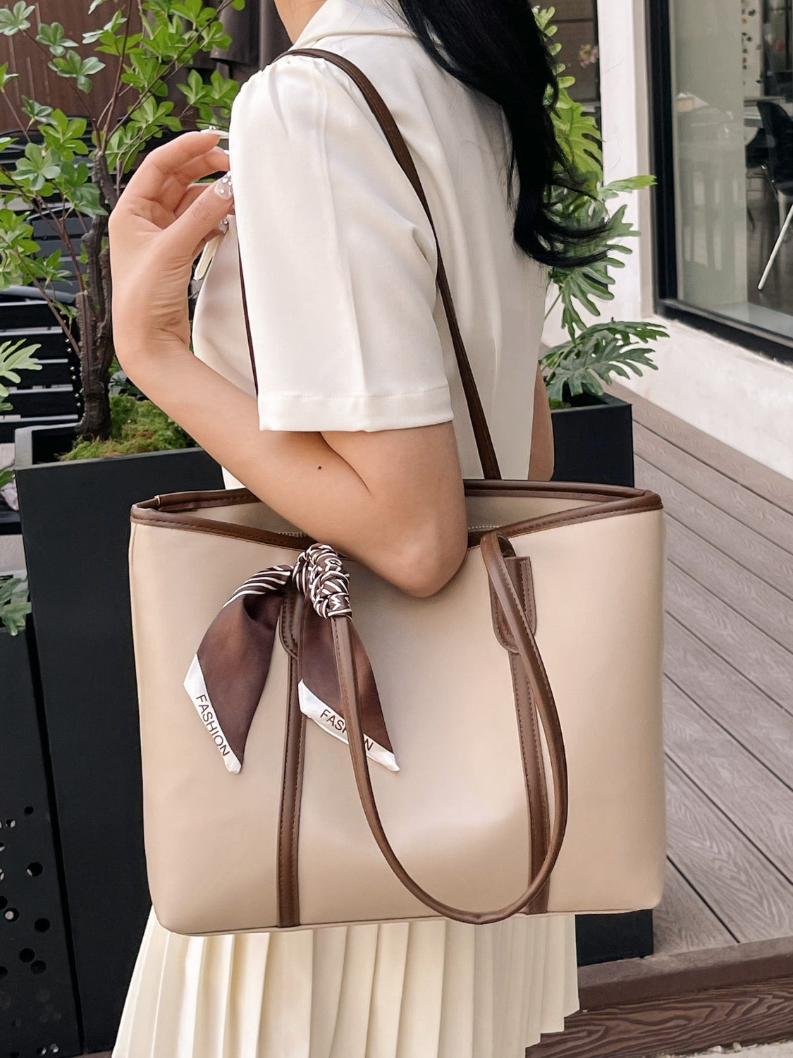 Vegan Leather Tote Bag - A Versatile Accessory!