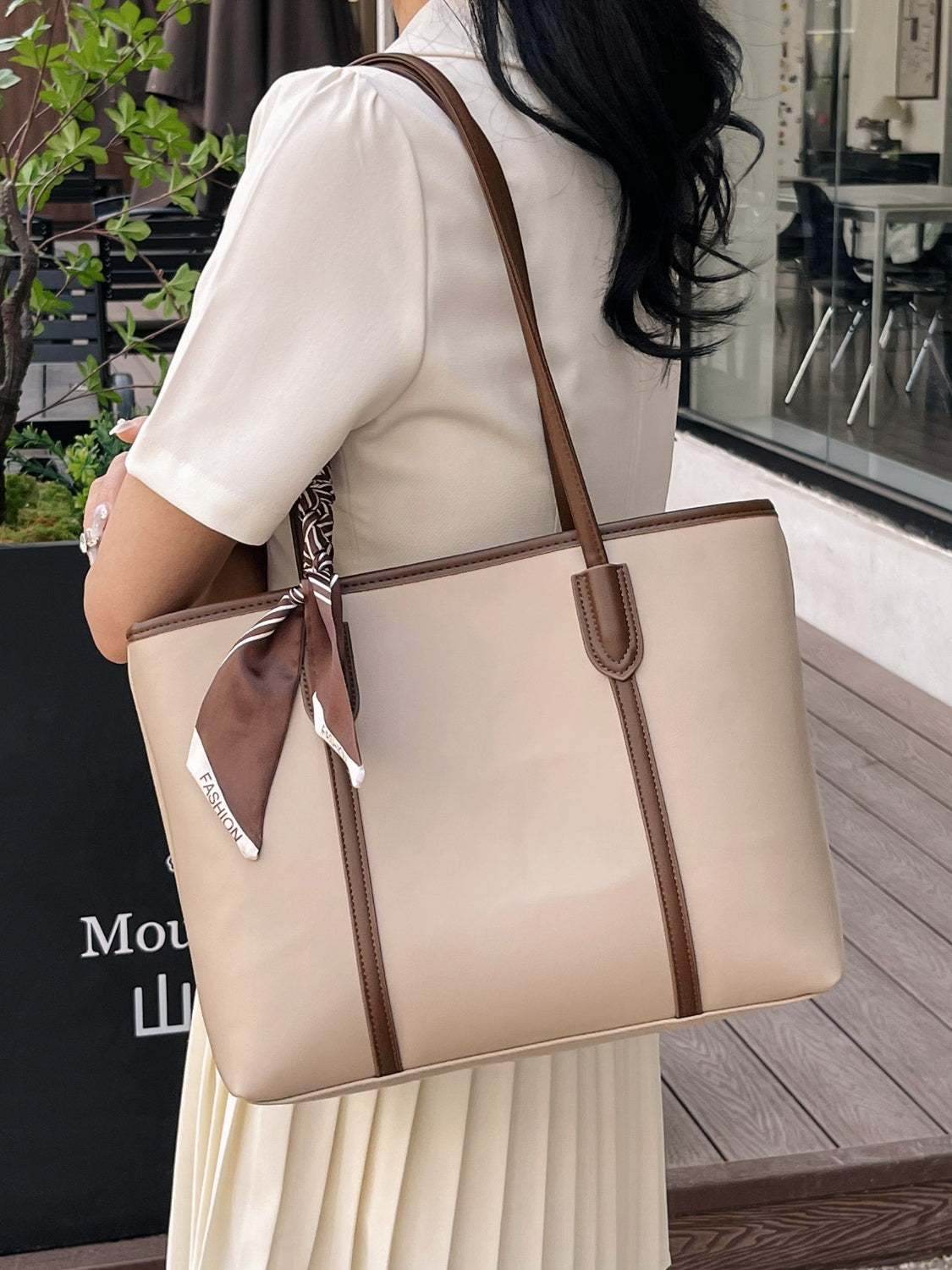 Vegan Leather Tote Bag - A Versatile Accessory!