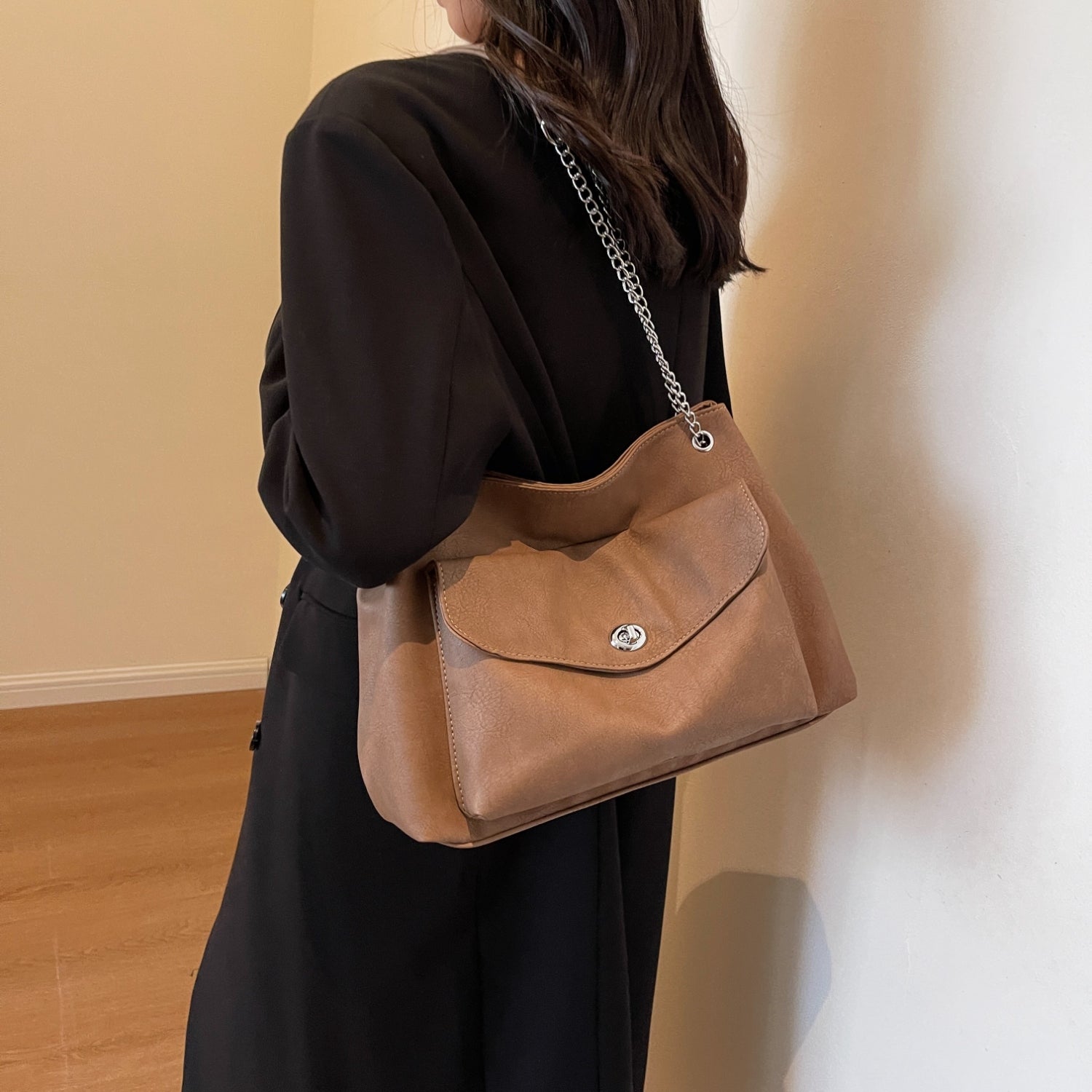 Vegan Leather Shoulder Bag - Add a touch of sophistication to your wardrobe!