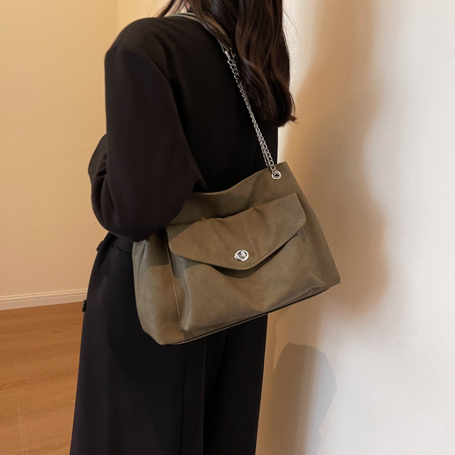 Vegan Leather Shoulder Bag - Add a touch of sophistication to your wardrobe!