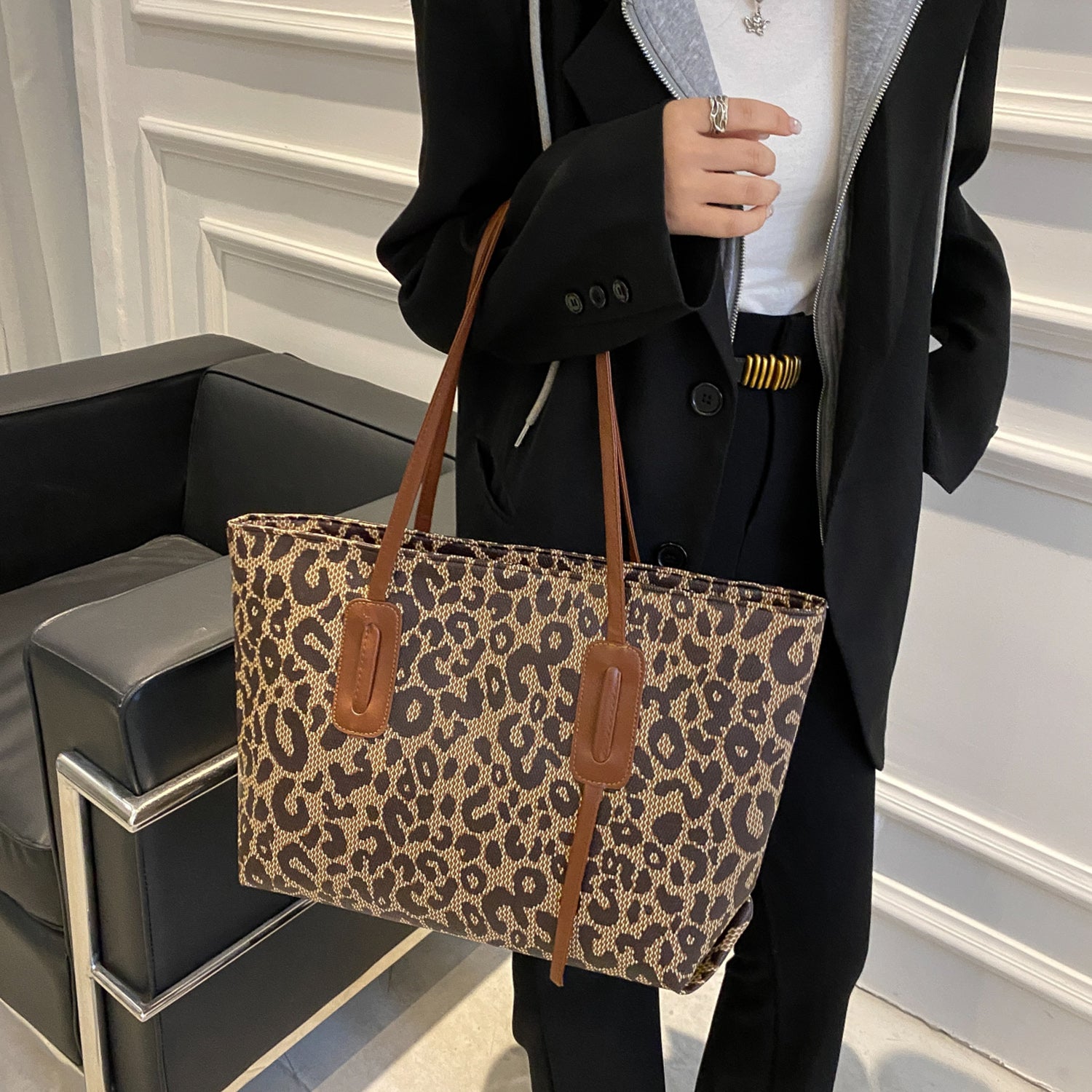 Vegan Leather Leopard Tote Bag - Eco-conscious fashion & eye-catching design!