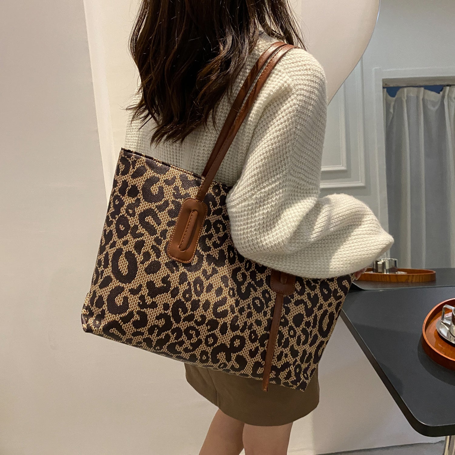 Vegan Leather Leopard Tote Bag - Eco-conscious fashion & eye-catching design!