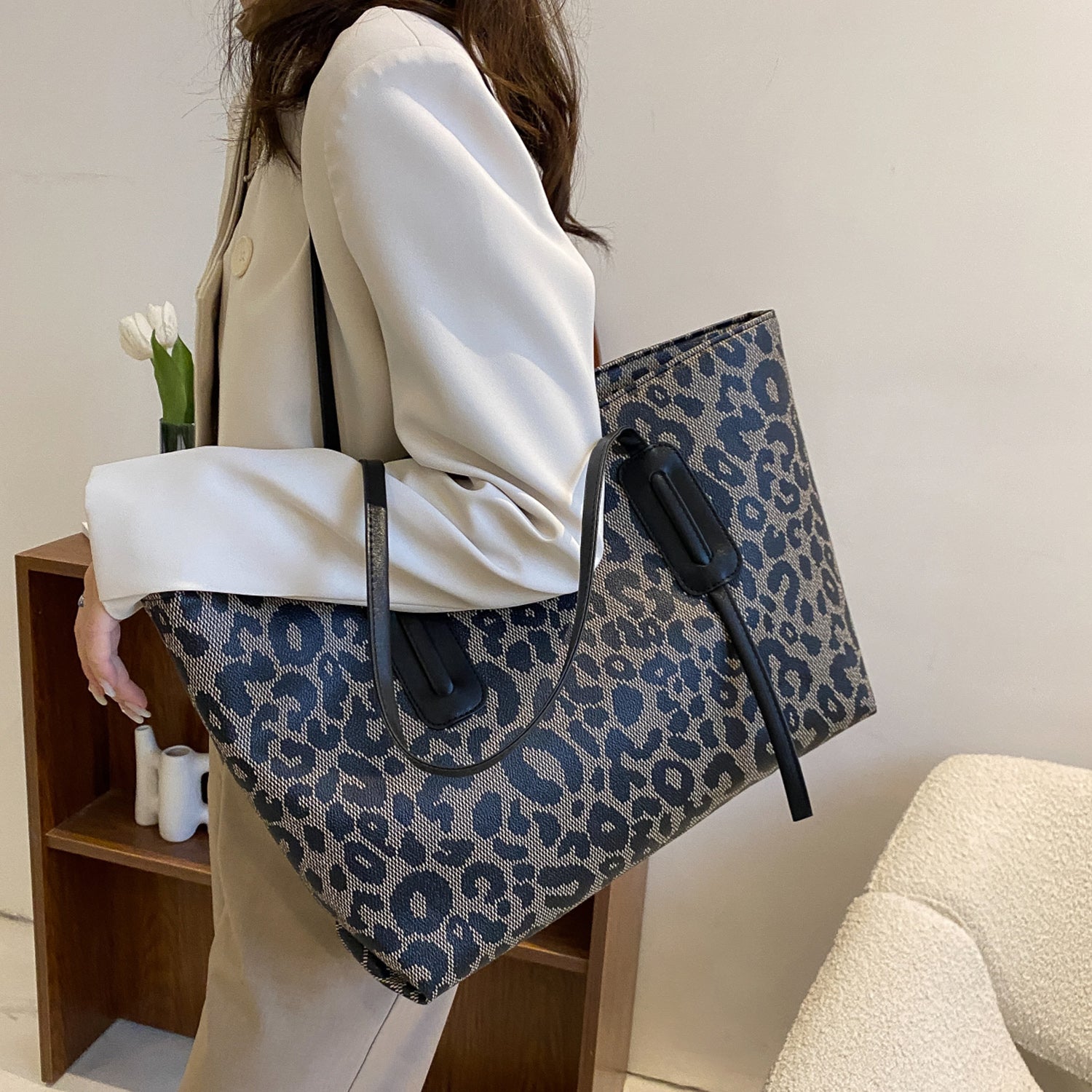 Vegan Leather Leopard Tote Bag - Eco-conscious fashion & eye-catching design!